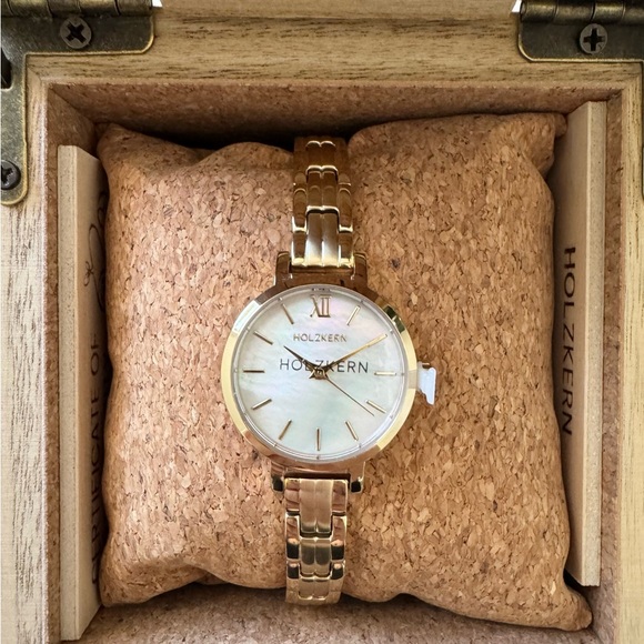 Gold Minimalist Watch with Polished Finish - Picture 4 of 9